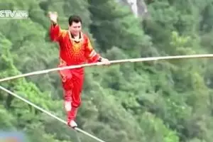 VIDEO: Meniti kawat di ketinggian 300 meter tanpa pengaman, nekat!