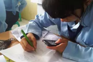 Kalau mau nilai bagus, jangan izinkan anak pakai ponsel