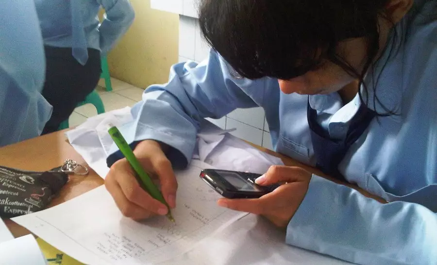 Kalau mau nilai bagus, jangan izinkan anak pakai ponsel