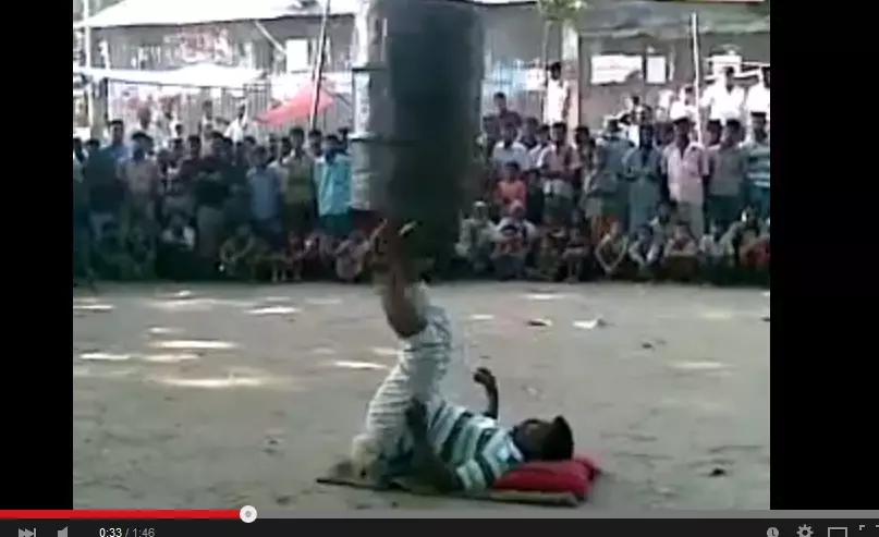 VIDEO: Jugling dengan drum bekas oli 