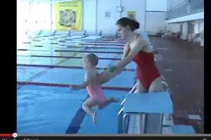 Ibu ceburkan bayinya ke kolam renang hebohkan netizen