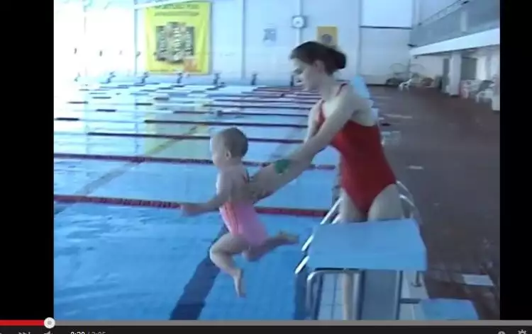 Ibu ceburkan bayinya ke kolam renang hebohkan netizen