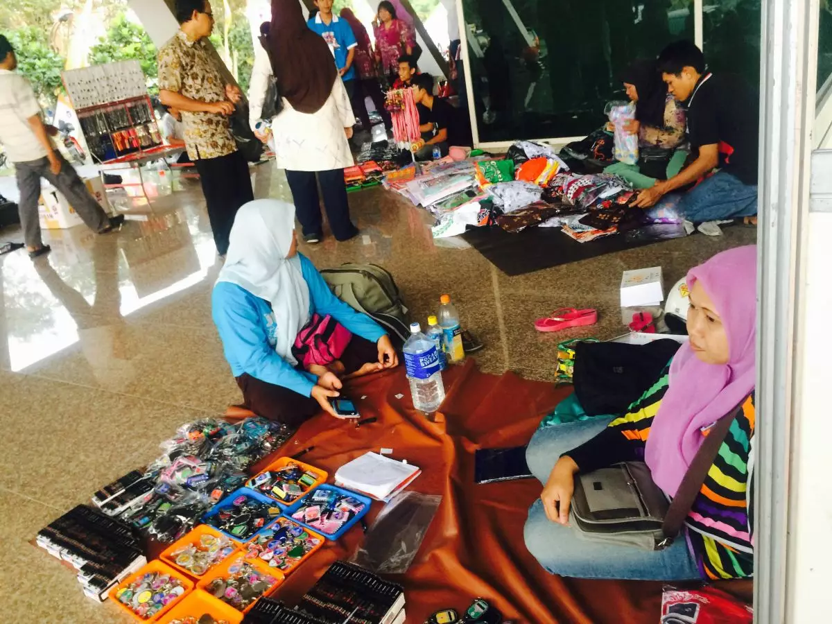 Cerita penjual suvenir OSN, istri jualan di Jogja, suami di Palu