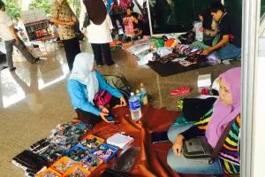 Cerita penjual suvenir OSN, istri jualan di Jogja, suami di Palu