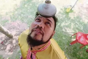 Gasing berputar atas dahi