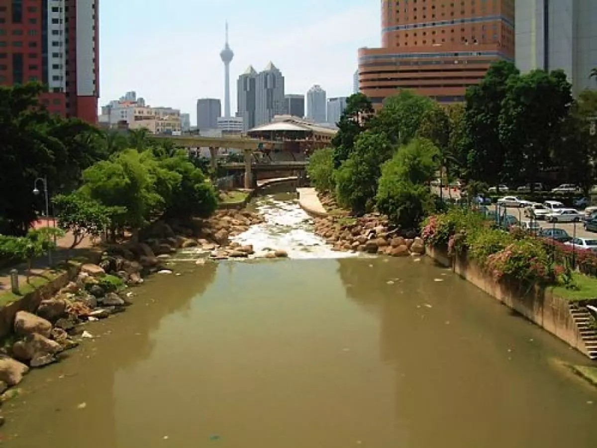 Dikejar motor, 5 Wanita Indonesia terjun ke sungai dan belum ditemukan
