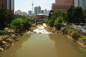 Dikejar motor, 5 Wanita Indonesia terjun ke sungai dan belum ditemukan