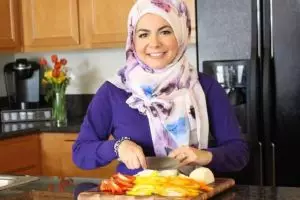 Perempuan ini tetap pede berhijab di kompetisi masak Amerika, salut!