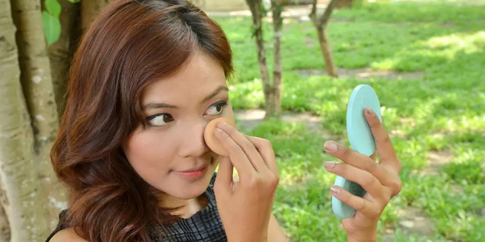 4 Kesalahan sepele saat menghapus make up