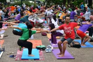 Nggak cuma cewek, cowok ternyata juga perlu yoga! Ini 7 alasannya