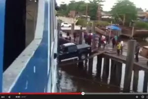 VIDEO: Mobil ini menyeberang ke kapal cuma dengan 2 papan, menegangkan