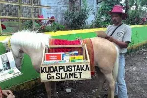 Luna si Kuda Pustaka keliling 3 desa di Gunung Slamet pinjamkan buku
