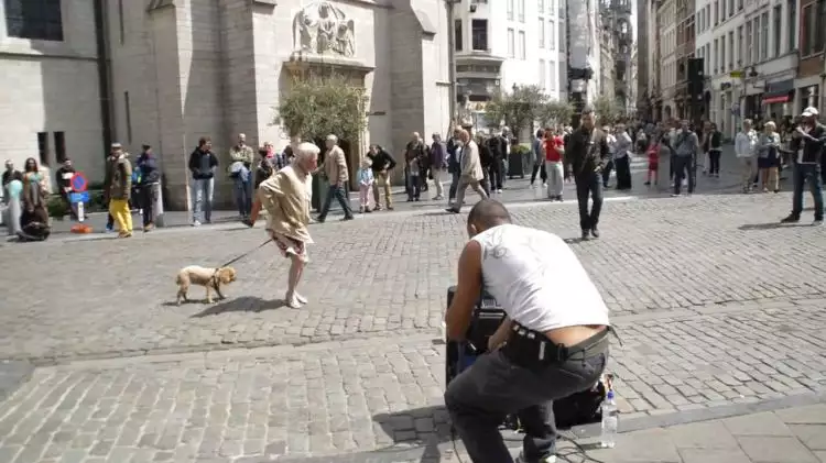 VIDEO: Nenek enerjik menari ditemani anjingnya di jalanan, gokil!
