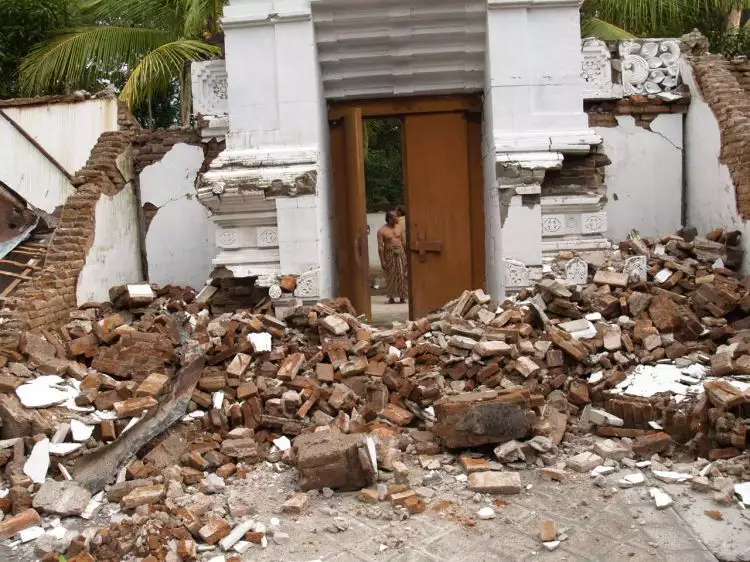 True Story: Cerita korban Gempa Jogja, mayat diikat karena isu tsunami