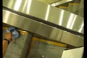 VIDEO: Ini jadinya bila nekat menginjak garis kuning pada eskalator