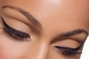 Hati-hati memakai eyeliner, partikelnya bisa membahayakan mata