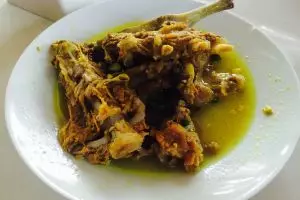 Makan siang dimana? Cobain yuk menu tengkleng gajah   