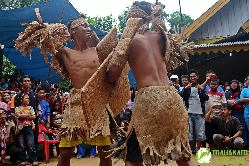Dua pemuda pukul-pukulan sebelum makan-makan