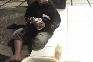 Bocah SD jualan gorengan demi menghidupi ibu dan kakak, salut!