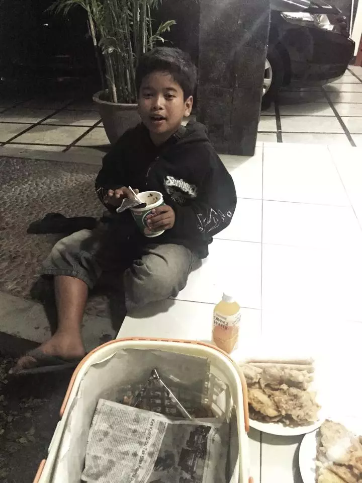Bocah SD jualan gorengan demi menghidupi ibu dan kakak, salut!