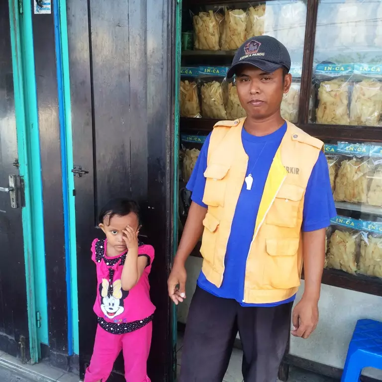 Asyiknya jadi tukang parkir di sini, sering ketemu artis!