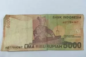 Siapa gerangan wanita penenun di uang kertas Rp 5.000?