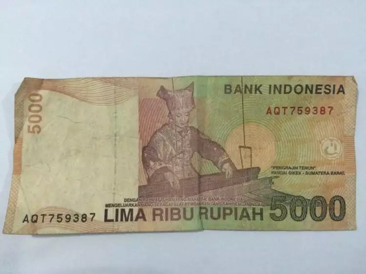 Siapa gerangan wanita penenun di uang kertas Rp 5.000?