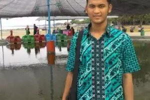 Gara-gara jualan kerupuk, Alvi lebih tenar dengan panggilan 'kerupuk'