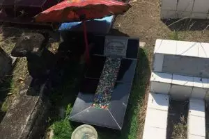 Ibu di Jogja ini rutin berikan mainan di makam anaknya, mengharukan!