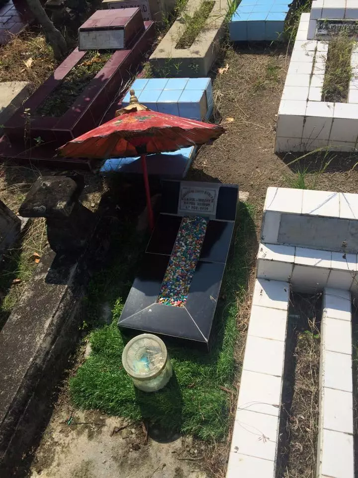 Ibu di Jogja ini rutin berikan mainan di makam anaknya, mengharukan!