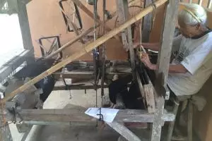 Kisah Mbah Srilah jaga tradisi membuat stagen dengan alat tenun kayu
