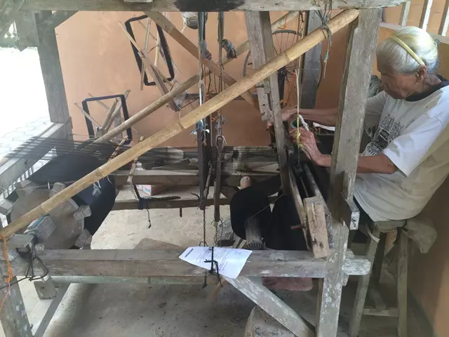Kisah Mbah Srilah jaga tradisi membuat stagen dengan alat tenun kayu