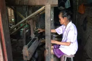 Imbalan tak seberapa, Mbah Hadi tetap senang menjadi penenun stagen