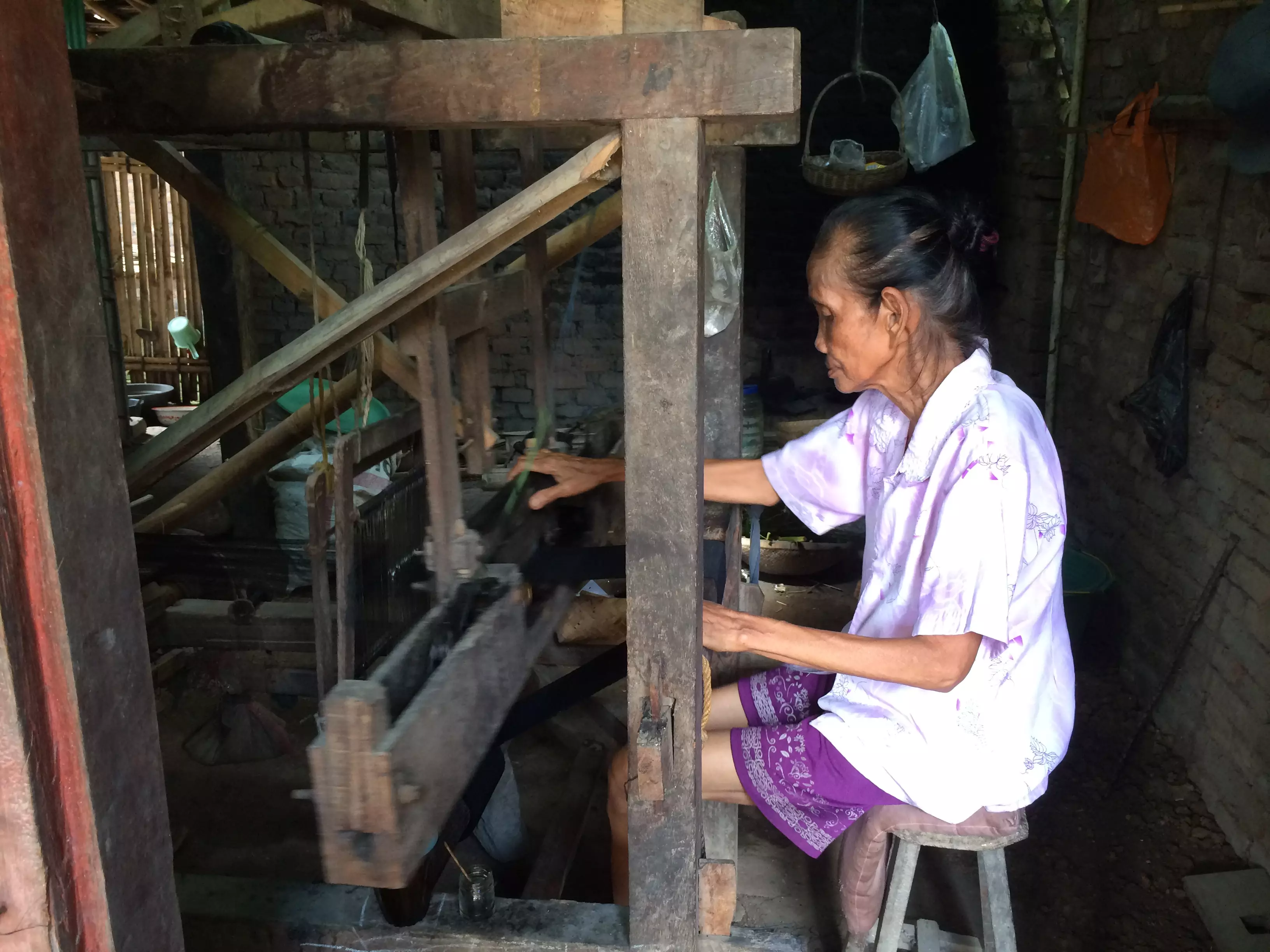 Imbalan tak seberapa, Mbah Hadi tetap senang menjadi penenun stagen