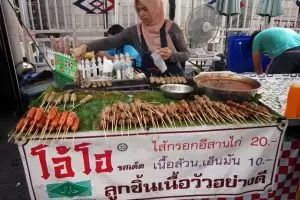 Cerita dari Bangkok, tiap deretan warung pasti ada yang khusus halal
