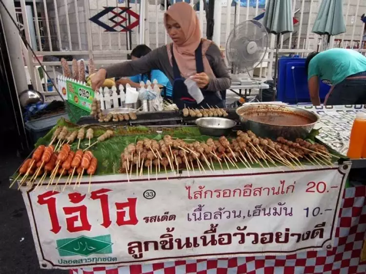 Cerita dari Bangkok, tiap deretan warung pasti ada yang khusus halal
