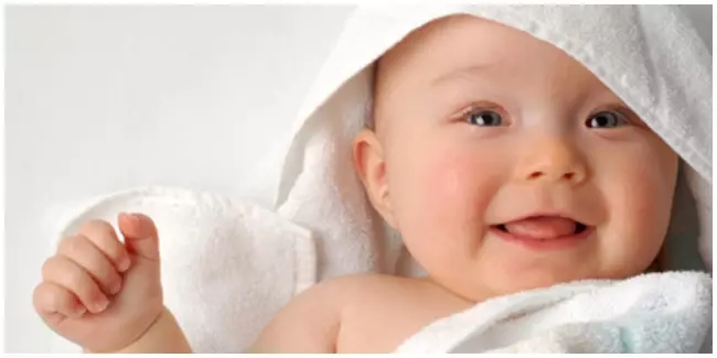 Ini alasan mengapa bayi harus sering kamu ajak ngobrol