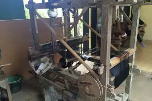 Wow, desa ini masih mempertahankan tradisi menenun stagen, salut!