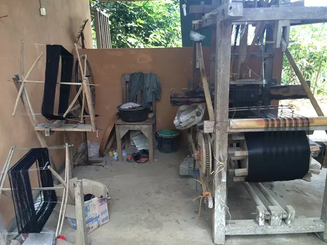 Wow, desa ini masih mempertahankan tradisi menenun stagen, salut!
