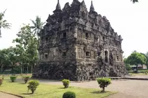 Asrama para biksu di Candi Sari ini patut kamu kunjungi saat ke Jogja