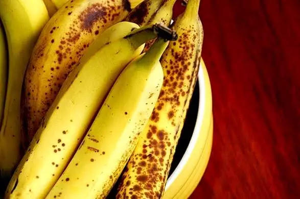 Pisang yang berbintik hitam kulitnya punya banyak zat antikanker lho!