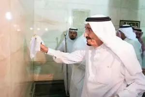 VIDEO: Saat Raja Salman masuk dan membersihkan bagian dalam Kabah