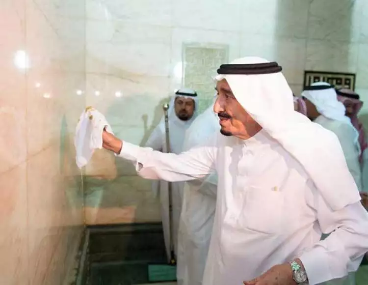VIDEO: Saat Raja Salman masuk dan membersihkan bagian dalam Kabah