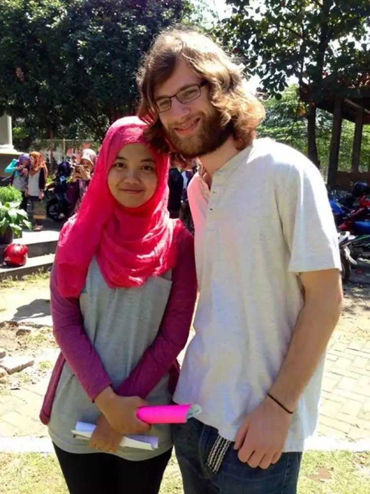 Kisah gadis cantik pengajar Bahasa Indonesia bagi bule di Indonesia