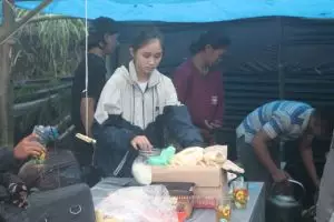 Gadis cantik di warung kopi jujugan pendaki Gunung Merbabu