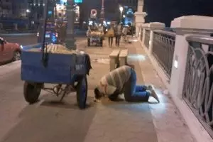 Lulusan S2 Al-Azhar penjual kacang keliling, sholat di samping gerobak