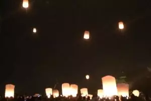 Momen jalan kaki presiden dan ribuan lampion di perayaan Waisak