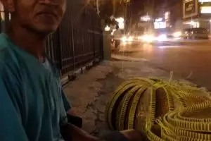 Suwono 15 tahun jualan tampah, untung cuma Rp 1.000 satu buah
