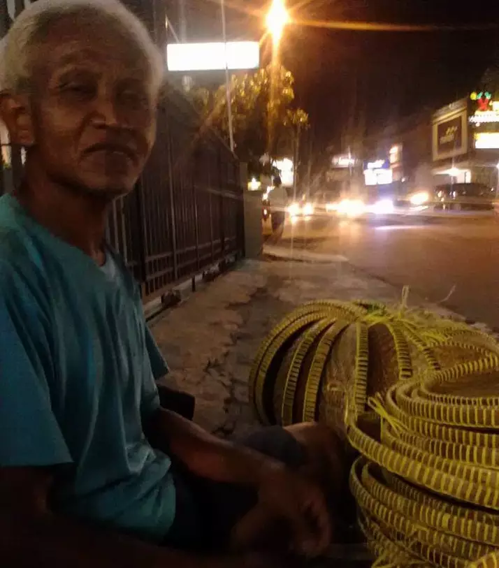 Suwono 15 tahun jualan tampah, untung cuma Rp 1.000 satu buah