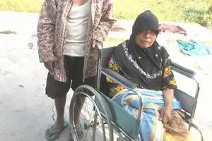 Kisah cinta inspiratif dari kakek 90 tahun, dorong kursi roda istrinya